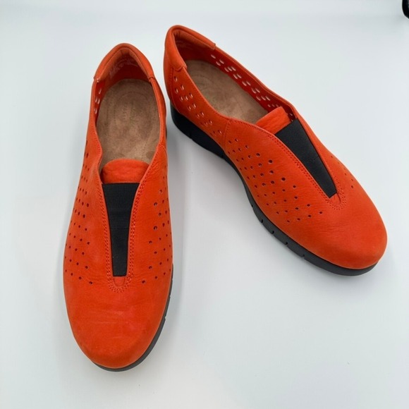 Clarks Artisan Women's Size 9 Orange Perforated Leather Slip On Comfort Loafers - Picture 1 of 7